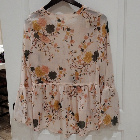 Sun & Shadow. Size Small. Sheer Flowy Top. - Picture 5 of 7